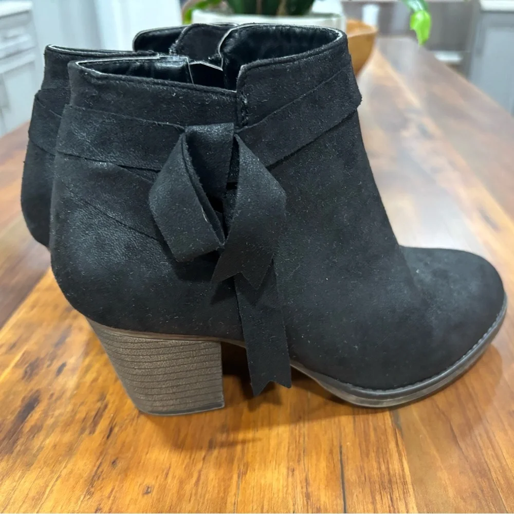 Black Distressed Round Toe Vegan Ankle Baddie Bootie Size 7